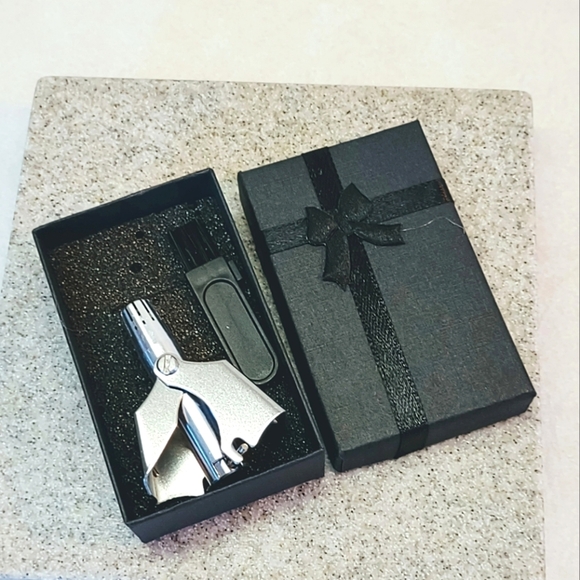 STAINLESS STEEL MANUAL NOSE HAIR CLIPPERS - Picture 5 of 6